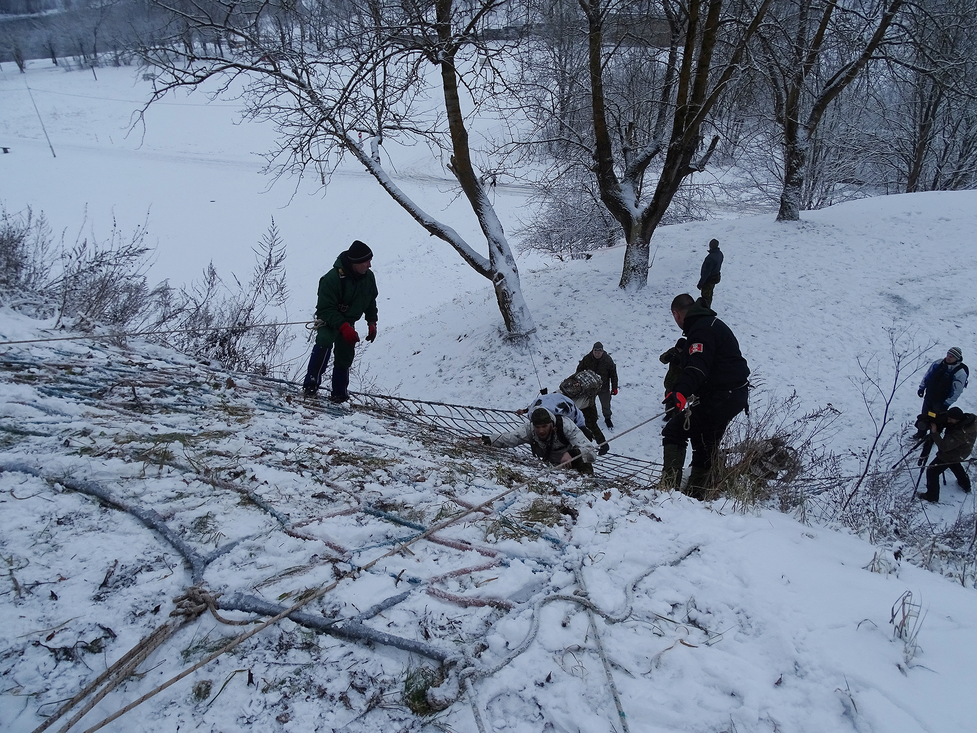 Kälte, Schnee und ein Hügel – estnisches Überlebenstraining.