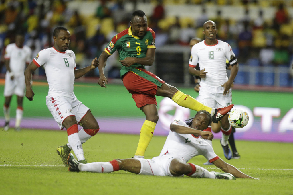 Burkina Faso's Bakary Kone challenged by Cameroon's Zoua Daogari Jacques, centre, during their African Cup of Nations Group A soccer match between Burkina Faso and Cameroon at the Stade de l'Amitie, in Libreville, Gabon Saturday Jan. 14, 2017. (AP Photo/Sunday Alamba)