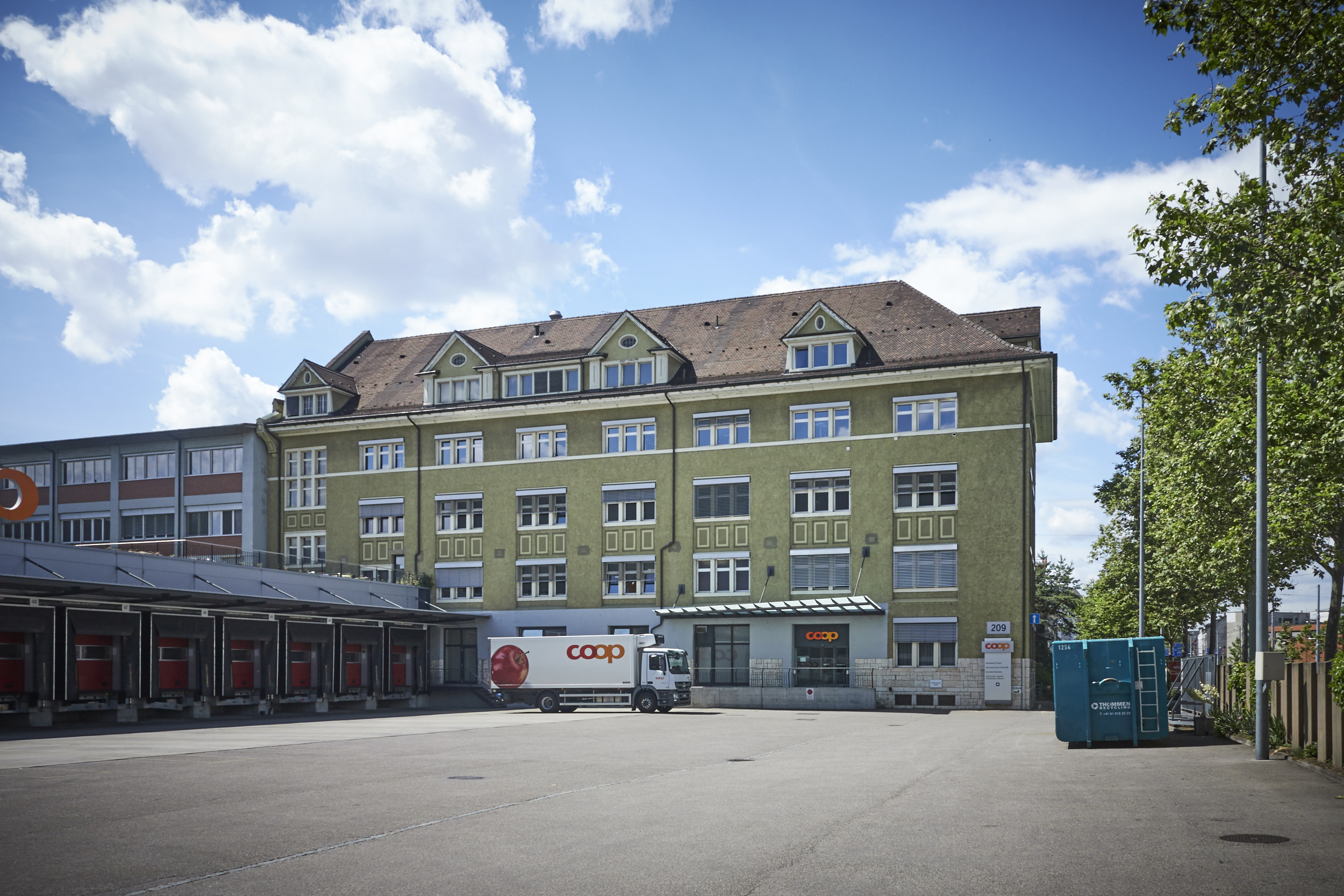 ... solange, bis das ehemalige Coop-Verteilzentrum auf dem Lysbüchel-Areal zum definitiven Schulhaus umgebaut sein wird.