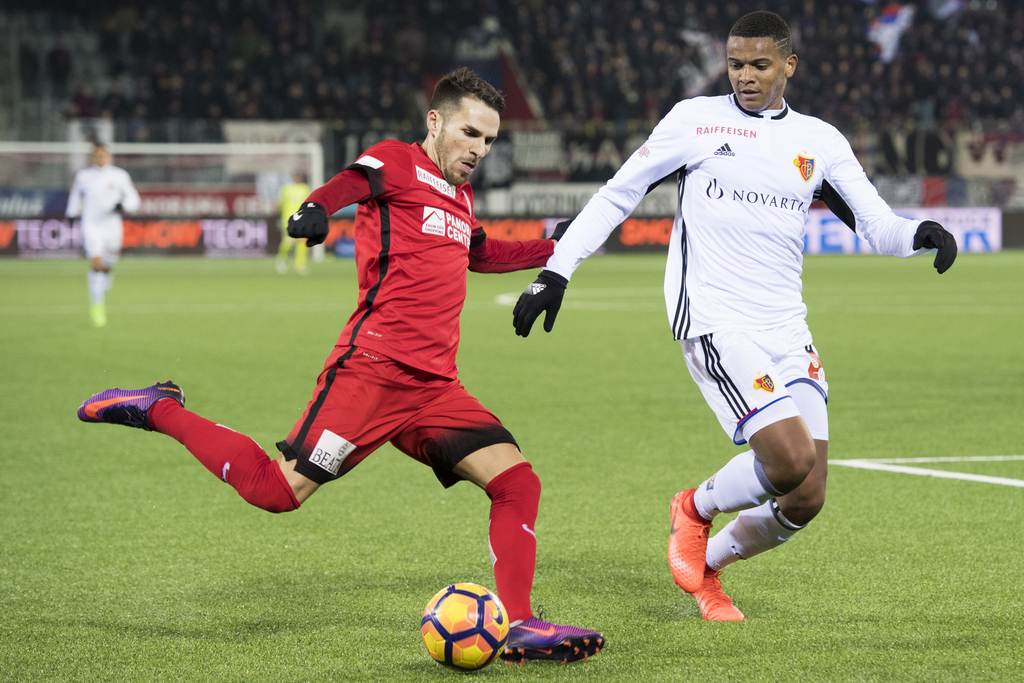 Thuns Dejan Sorgic, links, im Spiel gegen Basels Manuel Akanji, rechts, im Fussball Meisterschaftsspiel der Super League zwischen dem FC Thun und dem FC Basel, am Samstag, 11. Februar 2017 in der Stockhorn Arena in Thun. (KEYSTONE/Anthony Anex)