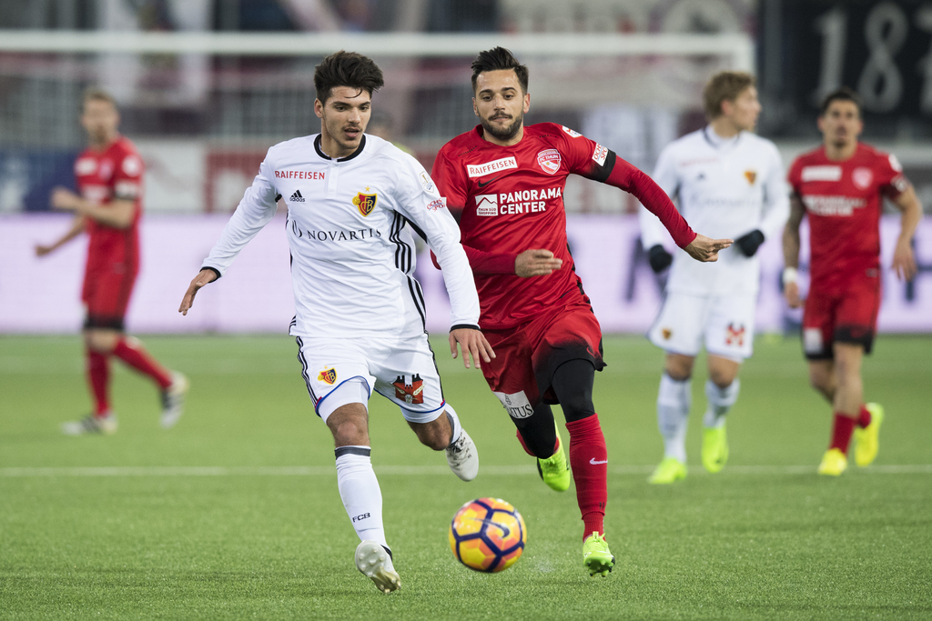 Basels Raoul Petretta, links, im Spiel gegen Thuns Matteo Tosetti, rechts, im Fussball Meisterschaftsspiel der Super League zwischen dem FC Thun und dem FC Basel, am Samstag, 11. Februar 2017 in der Stockhorn Arena in Thun. (KEYSTONE/Anthony Anex)