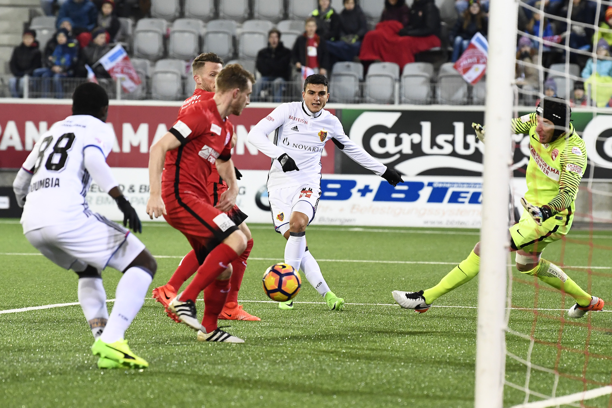 11.02.2017; Thun; Fussball Super League - FC Thun - FC Basel; Mohamed Elyounoussi (M, Basel) passt zur Mitte und Nicolas Schindelholz (Thun) lenkt den Ball ins eigene Tor (Urs Lindt/freshfocus)