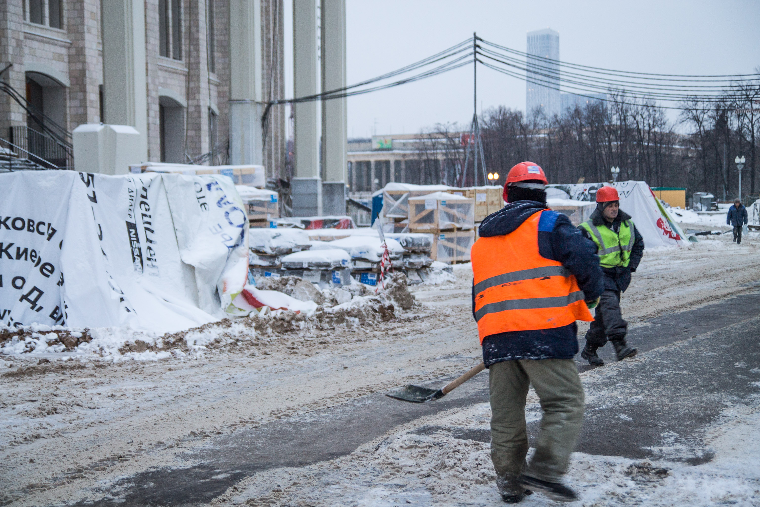 Die Kälte bremst die Arbeiten und «Trinkgelder» erhöhen die Kosten im russischen Bausektor um bis zu ein Fünftel.