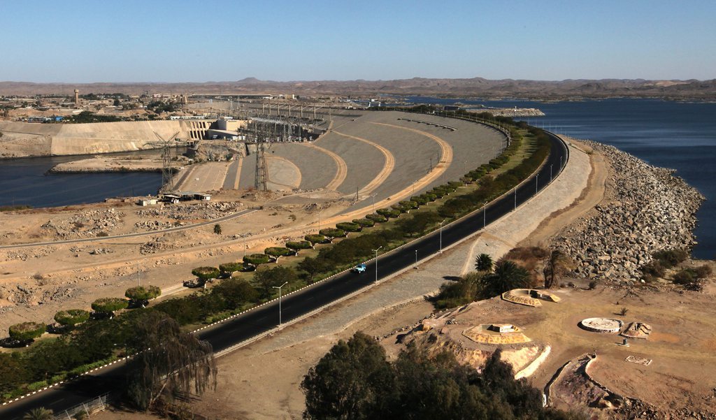 epa01964234 General view of the 4 km long Aswan High Dam which took 10 years to build and created the largest man-made lake in Upper Egypt 13 December 2009. The dam started in 1961 and completed in 1971 once supplied Egypt with 69 percent of its energy needs but with Egypt's population explosion and modernization it now only supplies 9 percent of the country's energy. Lake Nasser stretches 500 kms south into Sudan. EPA/MIKE NELSON