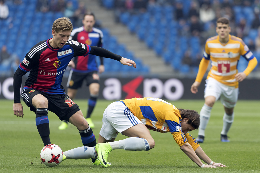 Der Basler Alexander Fransson, links, im Kampf um den Ball gegen den Luzerner Hekuran Kryeziu, rechts, im Fussball Meisterschaftsspiel der Super League zwischen dem FC Basel 1893 und dem FC Luzern im Stadion St. Jakob-Park in Basel, am Sonntag, 26. Februar 2017. (KEYSTONE/Georgios Kefalas)