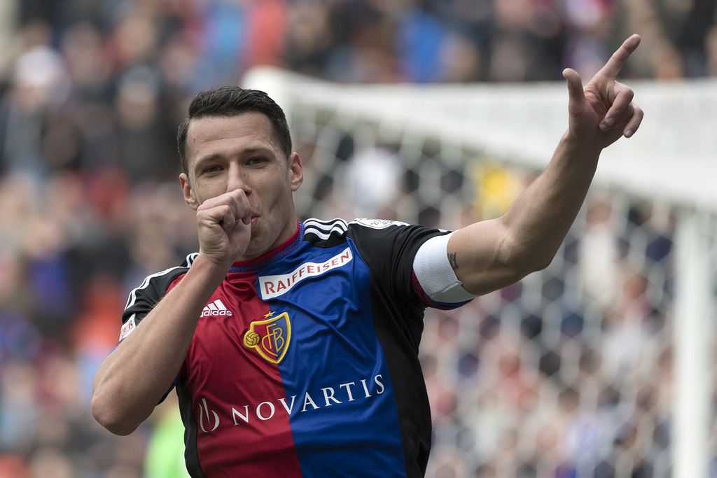 Der Basler Marek Suchy jubelt nach seinem 1:0 im Fussball Meisterschaftsspiel der Super League zwischen dem FC Basel 1893 und dem FC Luzern im Stadion St. Jakob-Park in Basel, am Sonntag, 26. Februar 2017. (KEYSTONE/Georgios Kefalas)