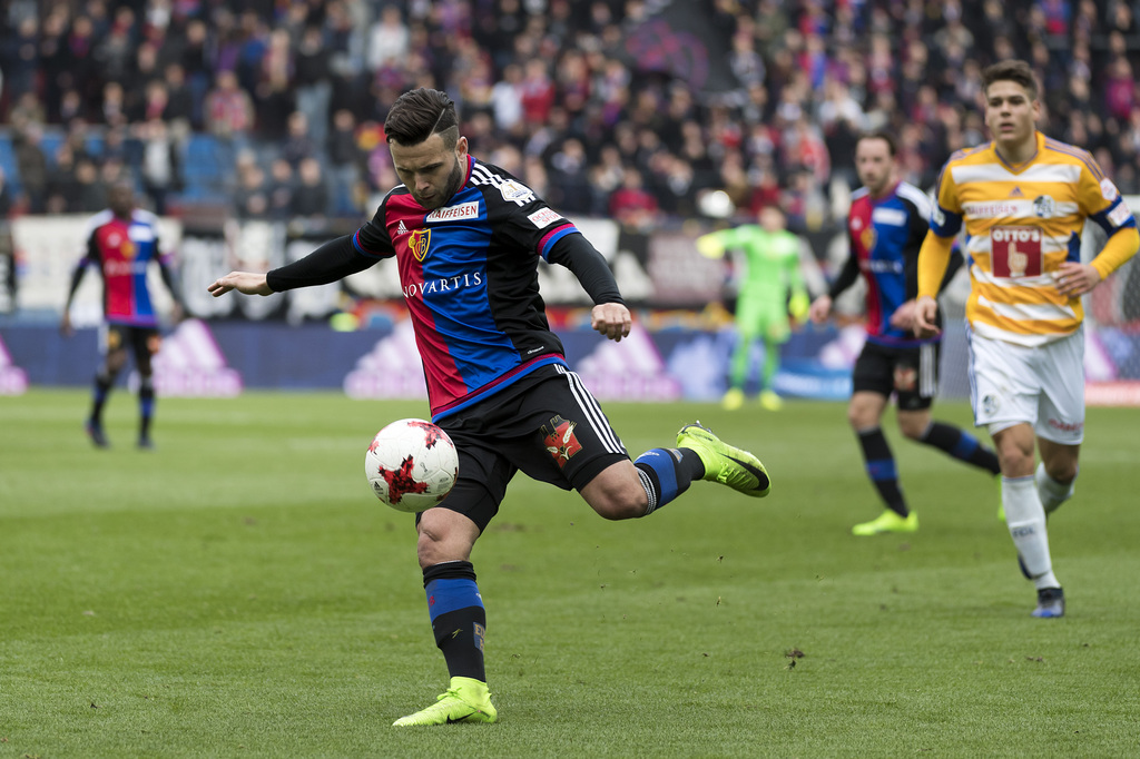 Der Basler Renato Steffen flankt die Vorlage zum 3:1 im Fussball Meisterschaftsspiel der Super League zwischen dem FC Basel 1893 und dem FC Luzern im Stadion St. Jakob-Park in Basel, am Sonntag, 26. Februar 2017. (KEYSTONE/Georgios Kefalas)