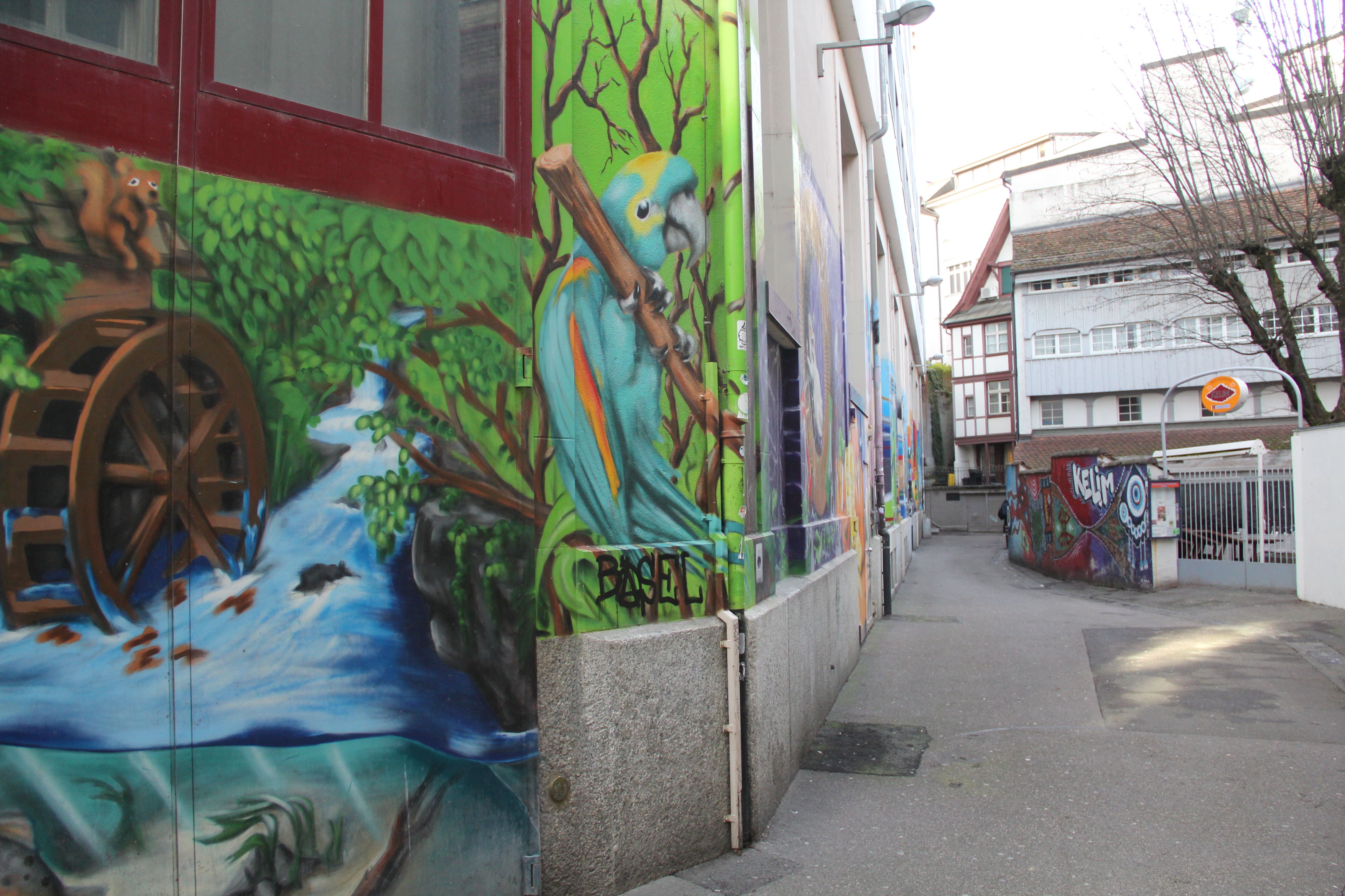 Einst eine Graffiti-Hochburg, doch im Jahr 2012 von der Stadtreinigung geschrubbt: Das Steinenbachgässlein glänzt heute mit Wandmalereien. Früher kam es hier manchmal zu einem Verkehrschaos.