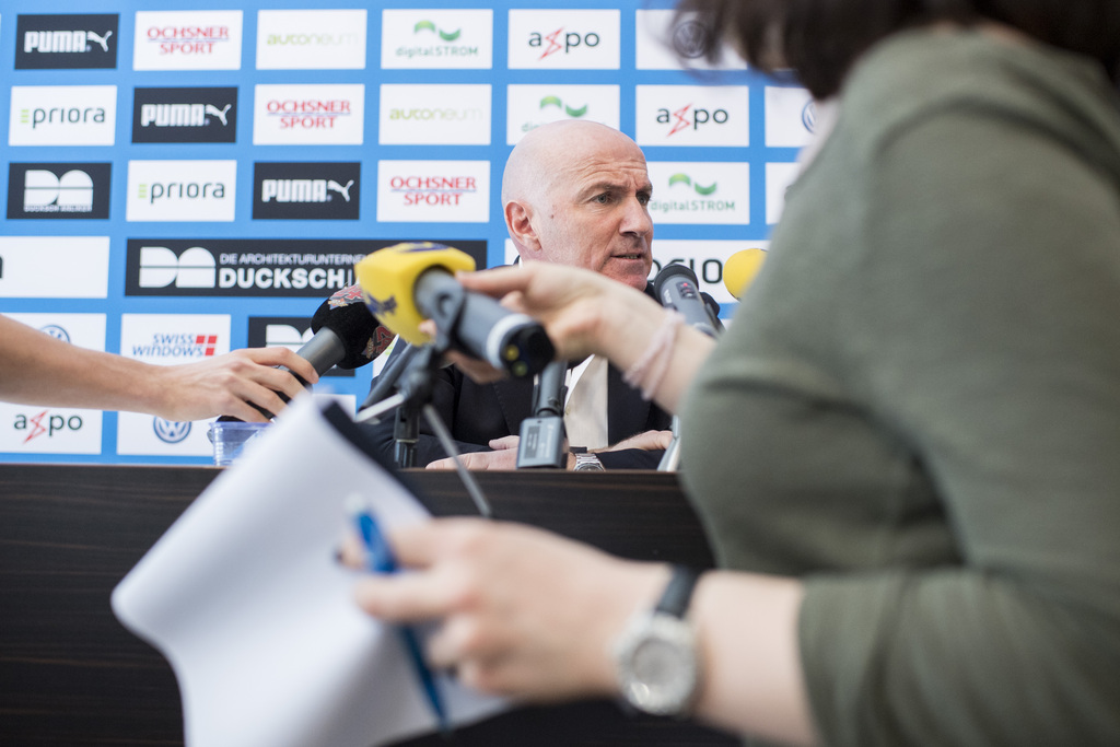 Der neue Cheftrainer des Grasshopper Club Zuerich, Carlos Bernegger informiert an einer Medienkonferenz am Montag, 13. Maerz 2017 in Niederhasli. (KEYSTONE/Ennio Leanza)