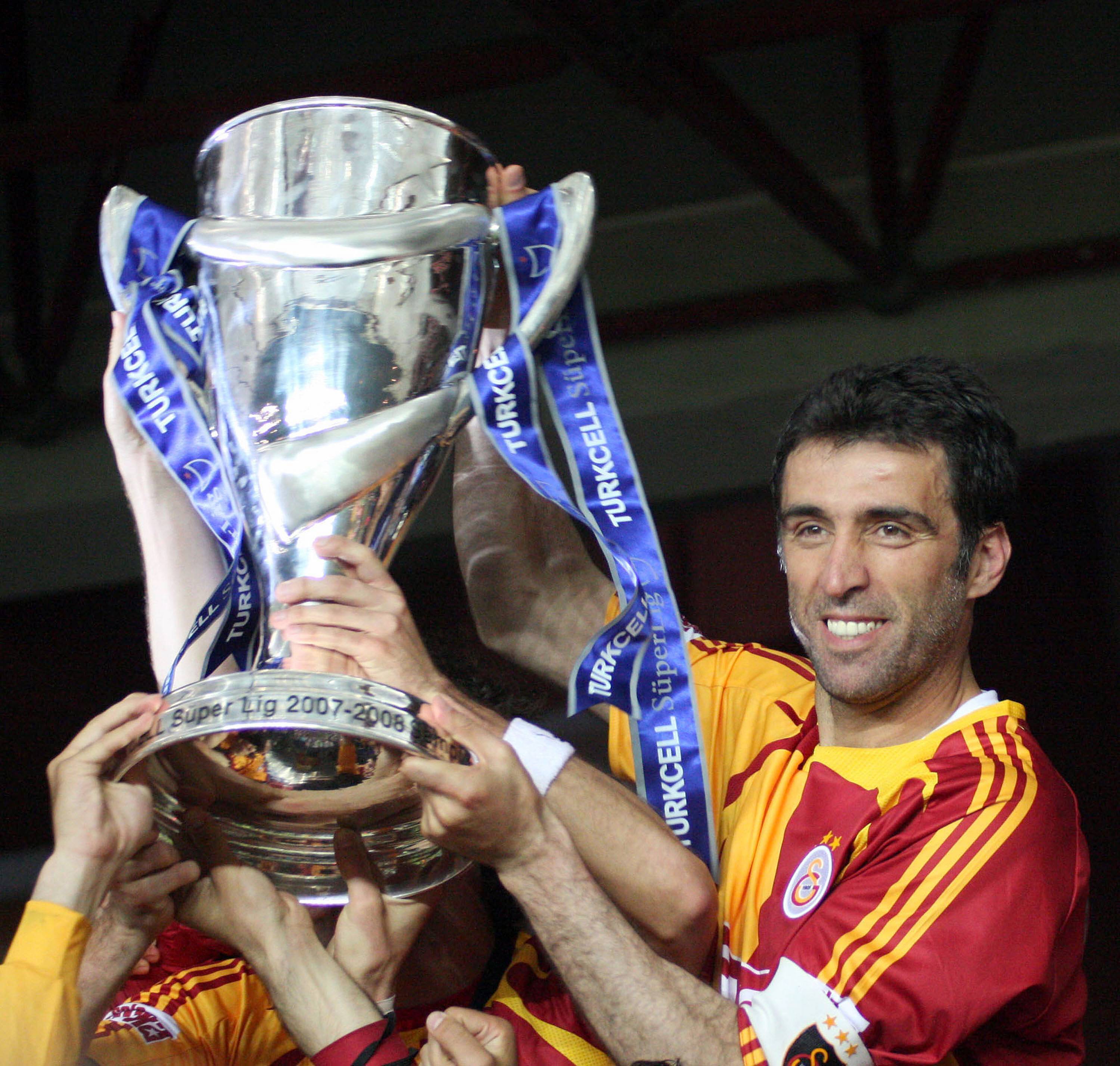 Hakan S¸k¸r pr‰sentiert die Troph‰e - Galatasaray ist T¸rkischer Meister 2007/2008 - PUBLICATIONxNOTxINxTUR Hakan S¸k¸r presents The Trophy Galatasaray is Turkish Master 2007 2008 PUBLICATIONxNOTxINxTUR