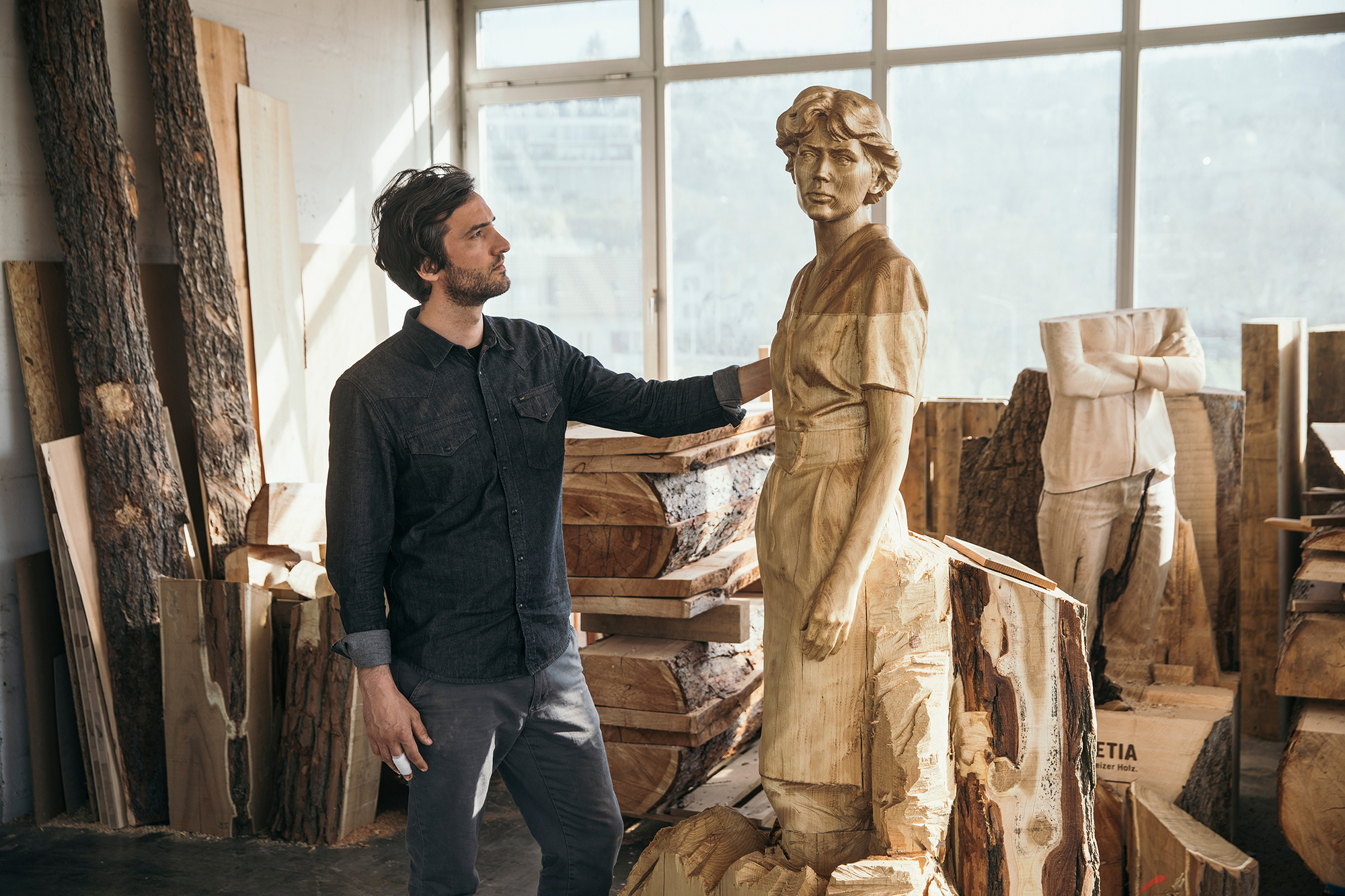 Der Zürcher Künstler Inigo Gheyselinck und seine fast fertige Holz-Skulptur von Iris von Roten.
