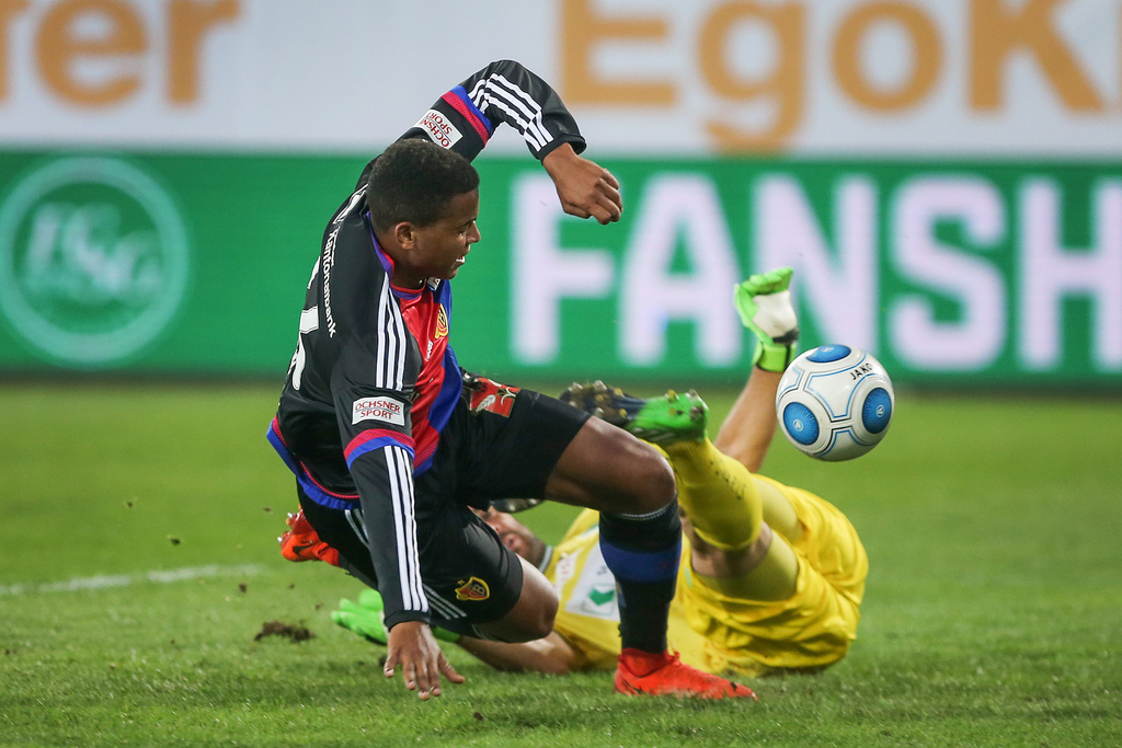 Der Basler Manuel Akanji, vorne, erzielt hier den Treffer zum 0:1 gegen St. Gallens Goalie Daniel Lopar, hinten, aufgenommen am Samstag, 1. April 2017, beim Fussball Super-League Spiel zwischen dem FC St. Gallen und dem FC Basel im Kybunpark in St. Gallen. (KEYSTONE/Eddy Risch)