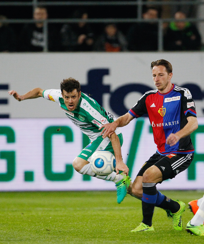 Der Basler Luca Zuffi, rechts, kommt hier einen Tick zu spaet gegen den St. Galler Tranquillo Barnetta, links, aufgenommen am Samstag, 1. April 2017, beim Fussball Super-League Spiel zwischen dem FC St. Gallen und dem FC Basel im Kbunpark in St. Gallen. (KEYSTONE/Eddy Risch)