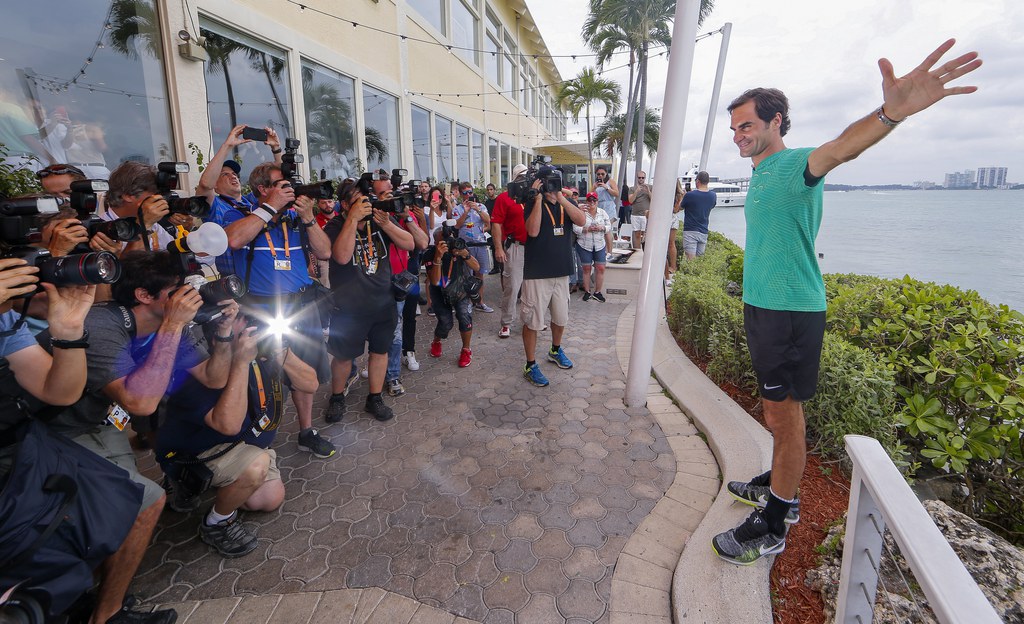 <p>epa05885188 Roger Federer of Switzerland poses for photographers, with the downtown Miami skyline behind him, after defeating Rafael Nadal of Spain during the men's singles final match at the Miami Open tennis tournament on Key Biscayne, Miami, Florida, USA, 02 April 2017. EPA/ERIK S. LESSER</p>