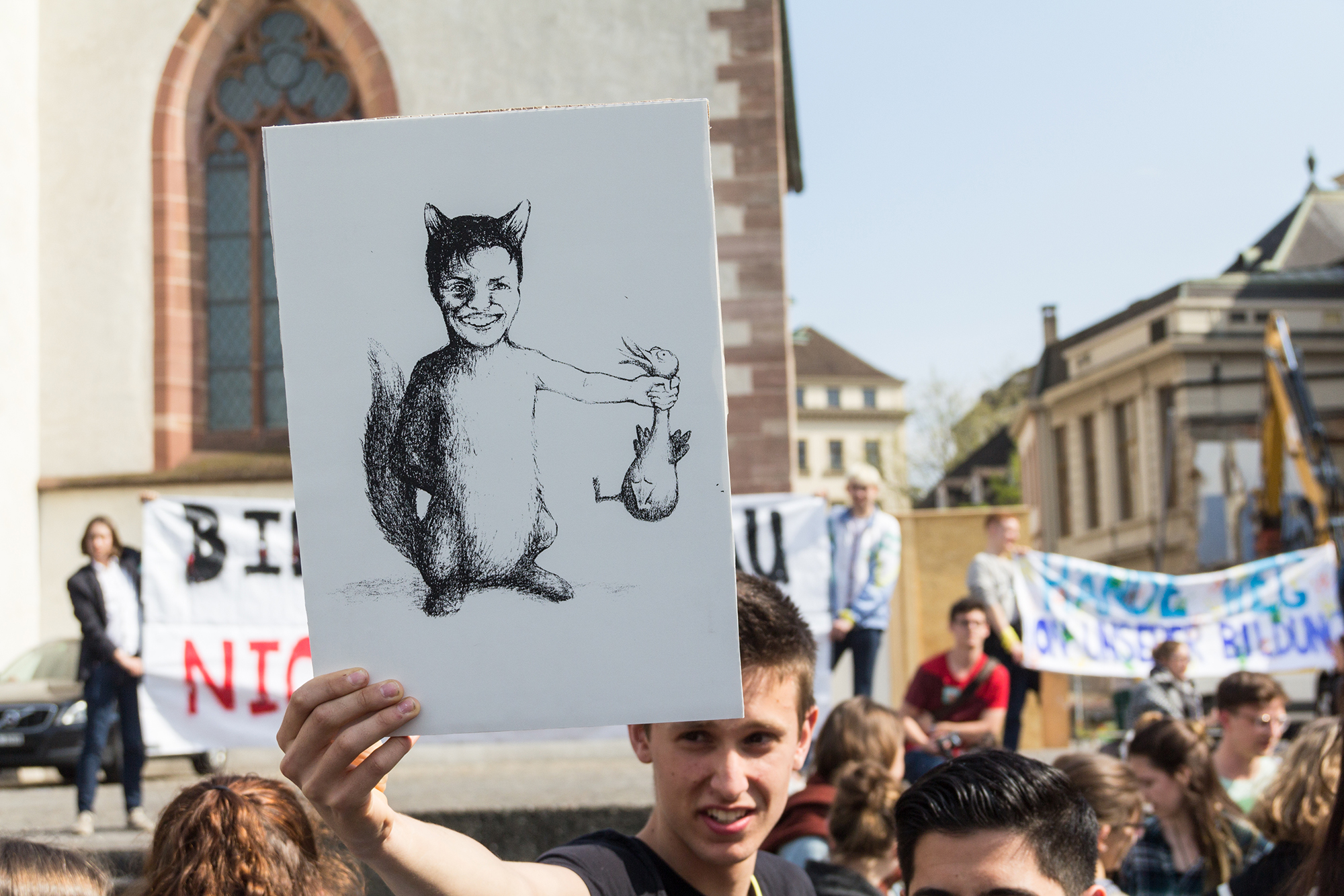 Das Schulwesen als geschröpftes Geflügel: Schüler hielten an der Demo Karikaturen der Bildungsdirektorin Monica Gschwind in die Höhe.