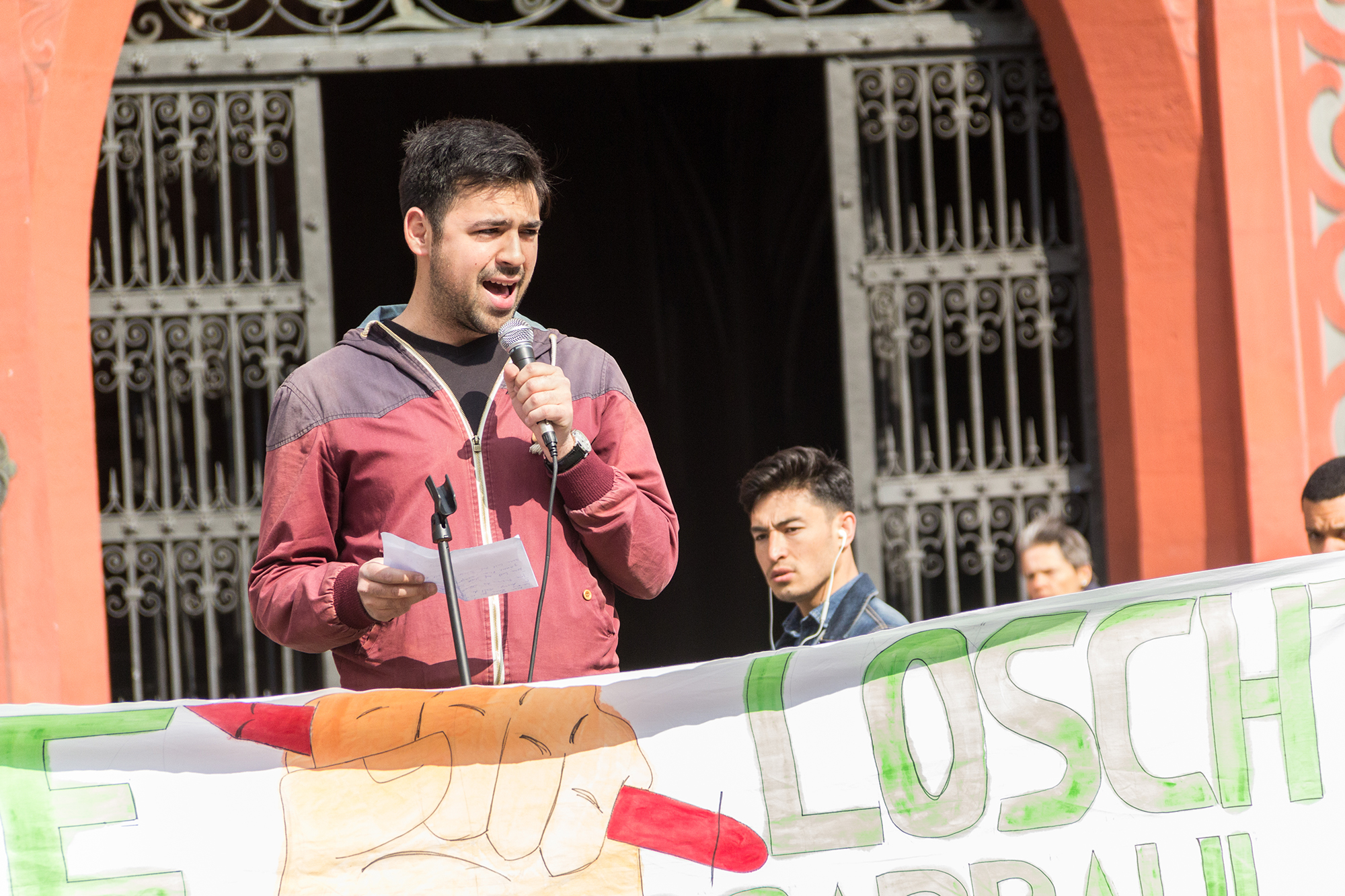 Adil Koller, Präsident der SP Baselland, unterstützte die protestierenden Schüler mit einer Rede vor dem Rathaus. Viele Worte waren aber eher in Richtung Liestal gerichtet.
