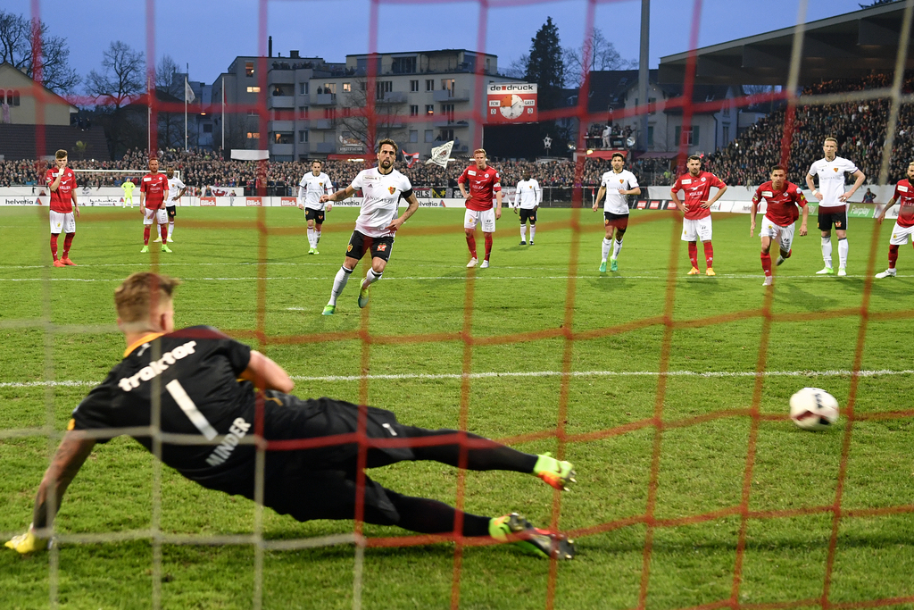 Der Basler Matias Delgado, rechts, bezwingt den Winterthurer Torhueter Matthias Minder, links, mit einem Penalty zum 0-1 fuer Basel beim Fussball Cup Halbfinalspiel FC Winterthur gegen den FC Basel in Winterthur am Mittwoch, 5. April 2017. (KEYSTONE/Walter Bieri)