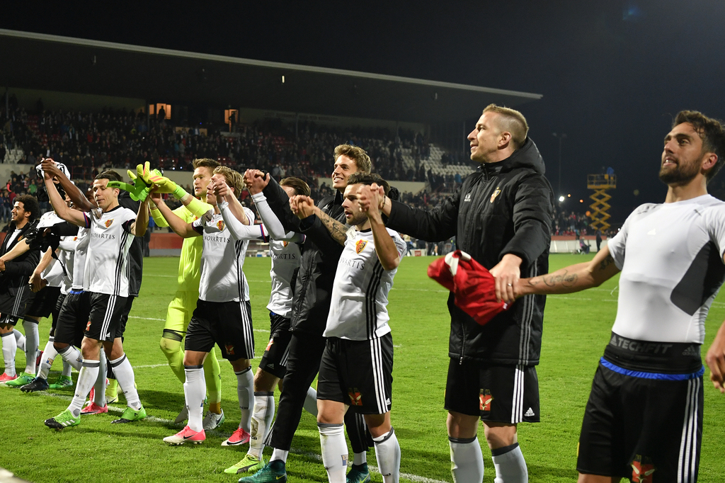 Die Basler jubeln nach dem Sieg beim Fussball Cup Halbfinalspiel FC Winterthur gegen den FC Basel in Winterthur am Mittwoch, 5. April 2017. (KEYSTONE/Walter Bieri)