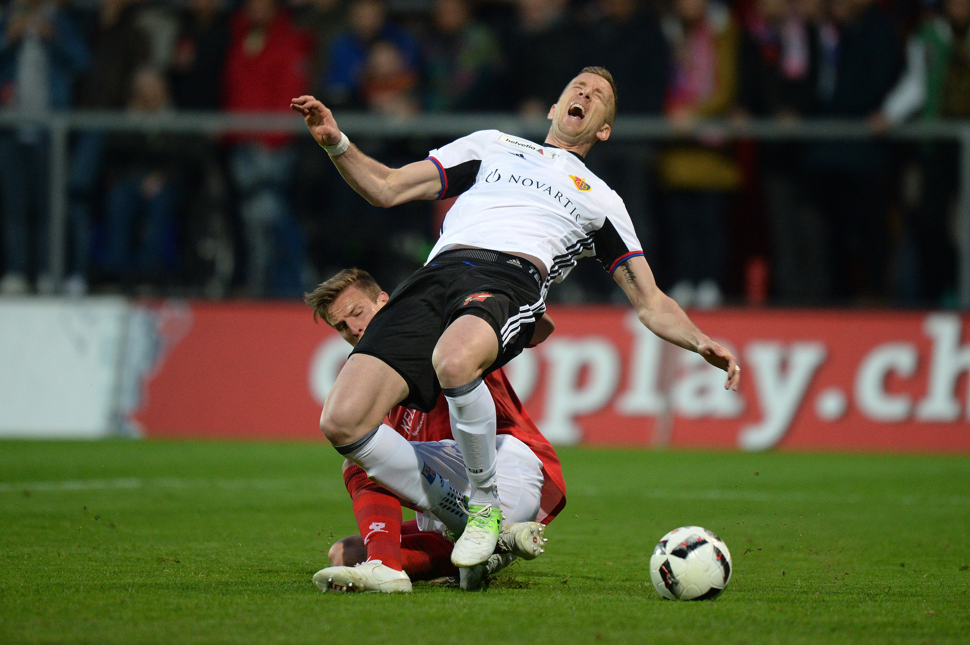 Winterthur, 05.04.2017, Fussball Schweizer Cup Halbfinal - FC Winterthur - FC Basel, Basels Marc Janko fällt im Zweikampf gegen Patrik Schuler und bekommt einen Penalty. (Melanie Duchene/EQ Images)