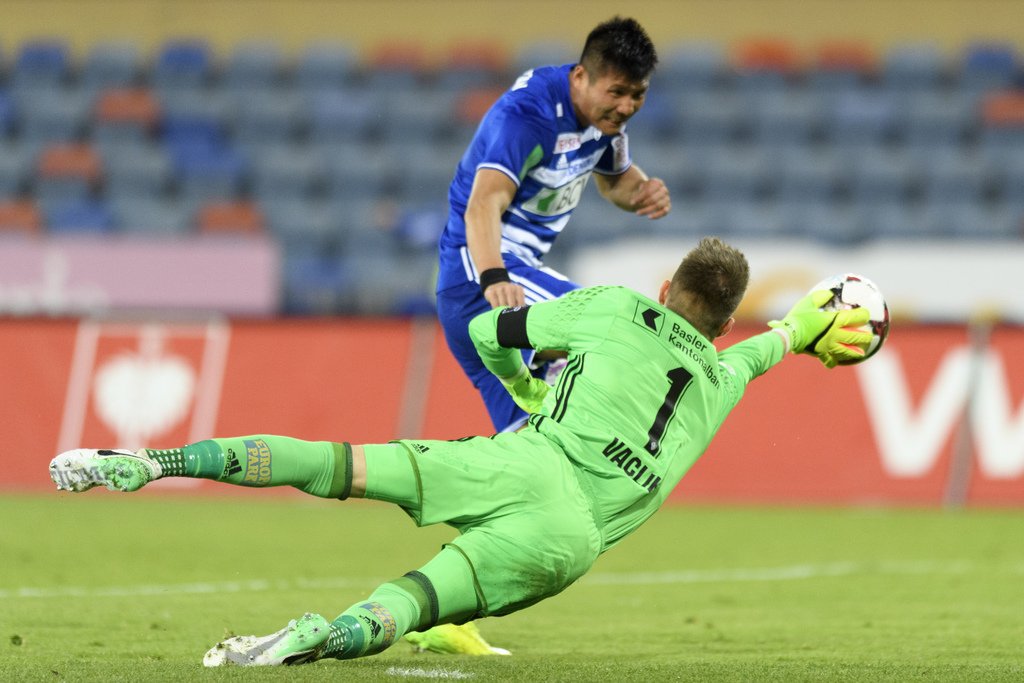 L'attaquant lausannois Kwang Ryong Pak, gauche, lutte pour le ballon avec le gardien balois Tomas Vaclik, droite, lors de la rencontre de football de Super League entre le FC Lausanne-Sport, LS, et le FC Basel ce samedi 15 avril 2017 au stade olympique de la Pontaise a Lausanne. (KEYSTONE/Laurent Gillieron)