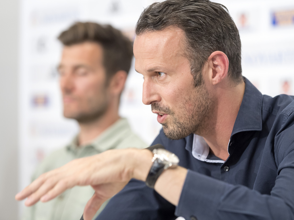 Raphael Wicky, der als neuer Cheftrainer des FC Basel ab der Saison 2017/18 vorgestellt wurde, links, und der designierte Sportchef des FC Basel Marco Streller, rechts, sprechen an einer Medienkonferenz im Stadion St. Jakob-Park in Basel, am Freitag, 21. April 2017. (KEYSTONE/Georgios Kefalas)