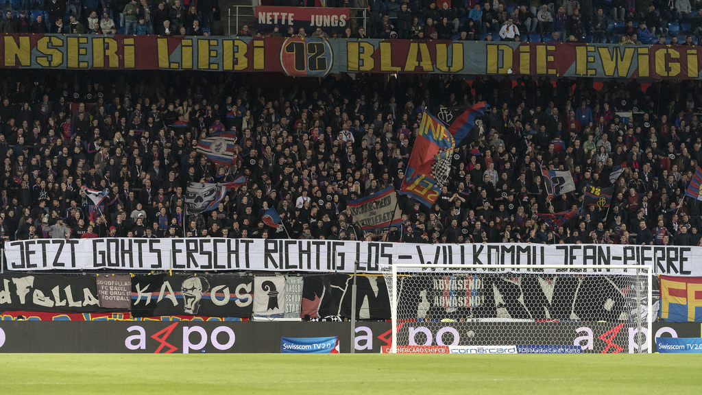 Die Fans in der Muttenzer Kurve heissen den neuen FCB-Trainer Raphael Wicky mit einem Transparent mit der Aufschrift 
