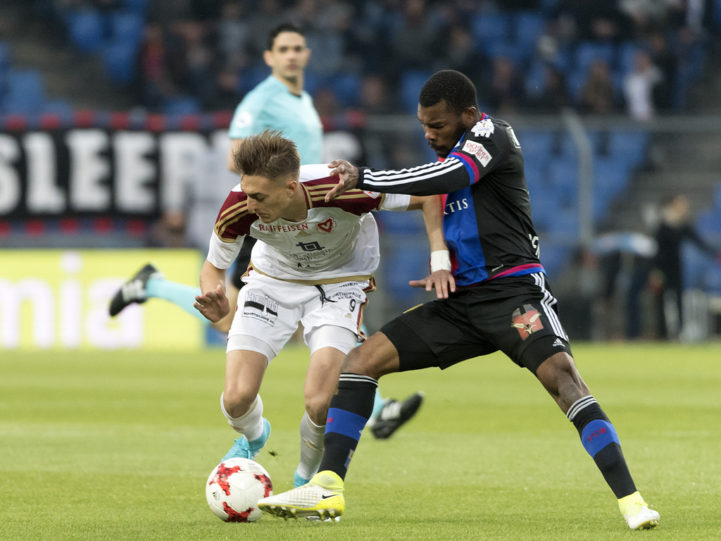 Der Vaduzer Aldin Turkes, links, im Kampf um den Ball gegen den Basler Geoffroy Serey Die, rechts, im Fussball Meisterschaftsspiel der Super League zwischen dem FC Basel 1893 und dem FC Vaduz im Stadion St. Jakob-Park in Basel, am Samstag, 22. April 2017. (KEYSTONE/Georgios Kefalas)