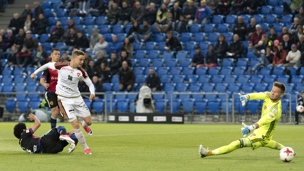 Der Vaduzer Maurice Brunner, links, schiesst das 0:1 gegen den Basler Torhueter Tomas Vaclik, rechts, im Fussball Meisterschaftsspiel der Super League zwischen dem FC Basel 1893 und dem FC Vaduz im Stadion St. Jakob-Park in Basel, am Samstag, 22. April 2017. (KEYSTONE/Georgios Kefalas)