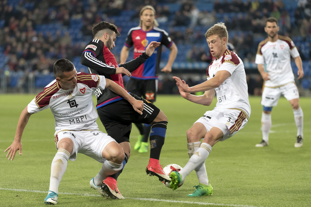 Der Basler Renato Steffen, Mitte, versucht sich gegen die Vaduzer Stjepan Kukuruzovic, links und Maximilian Goeppel, rechts durchzusetzen im Fussball Meisterschaftsspiel der Super League zwischen dem FC Basel 1893 und dem FC Vaduz im Stadion St. Jakob-Park in Basel, am Samstag, 22. April 2017. (KEYSTONE/Georgios Kefalas)