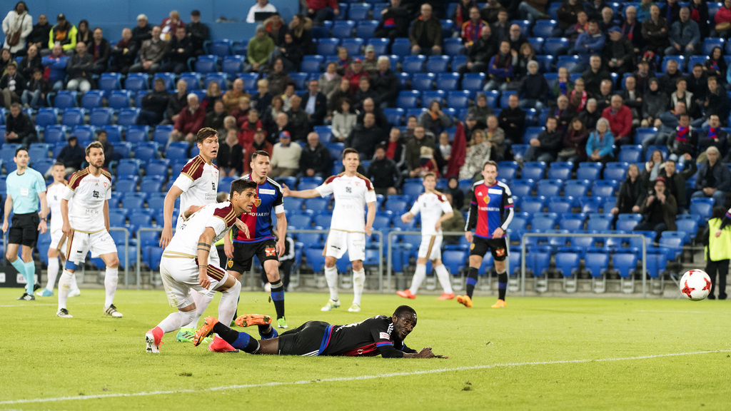 Der Basler Seydou Doumbia, rechts, erzielt das 2:2 im Fussball Meisterschaftsspiel der Super League zwischen dem FC Basel 1893 und dem FC Vaduz im Stadion St. Jakob-Park in Basel, am Samstag, 22. April 2017. (KEYSTONE/Georgios Kefalas)