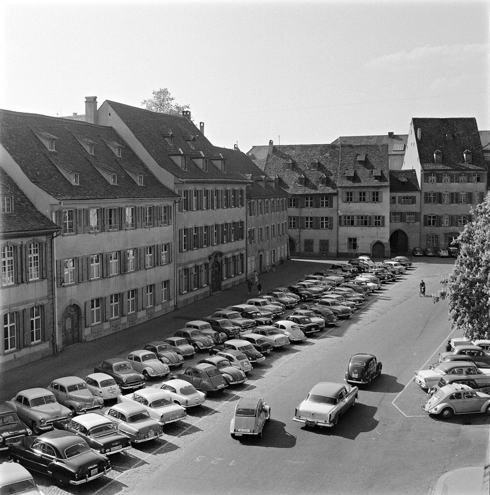 Der Münsterplatz (hier ein Bild von 1960) verlor erst vor elf Jahren seinen Status als «Europas schönster Parkplatz».