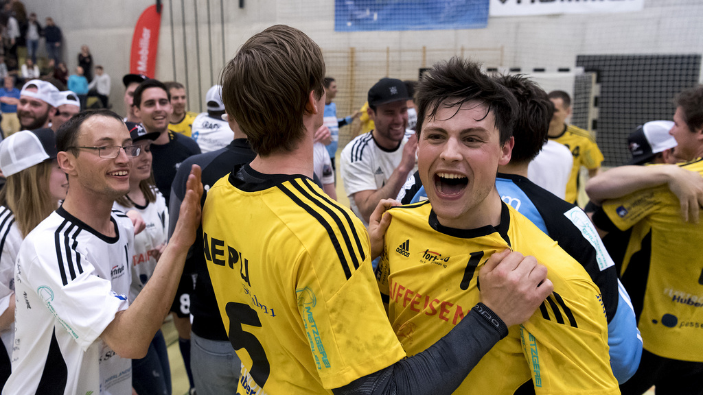 Die Gossauer feiern mit den mitgereisten Fans ihren Sieg nach dem Spiel der Abstiegsrunde der Handball Nationalliga A Meisterschaft der Swiss Handball League zwischen dem RTV Basel und dem TSV Fortitudo Gossau, in der Sporthalle Rankhof in Basel, am Mittwoch, 26. April 2017. (KEYSTONE/Georgios Kefalas)