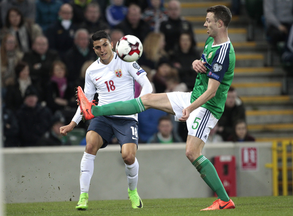 Norway's Mohamed Elyounoussi, left, and Northern Ireland's Jonny Evans battle for the ball during their World Cup Group C qualifying soccer match between Northern Ireland and Norway at Windsor Park Stadium in Belfast, Northern Ireland, Sunday, March 26, 2017. (AP Photo/Peter Morrison)