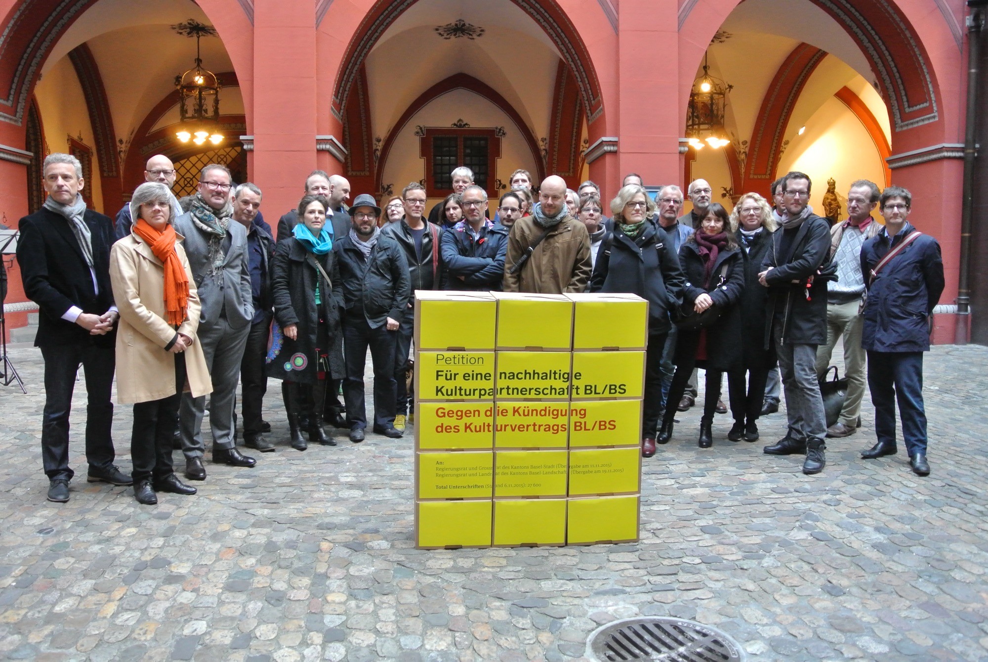 Die Köpfe der Kulturstadt Basel bei der Übergabe ihrer Petition «für eine nachhaltige Kulturpartnerschaft» im Basler Rathaus.