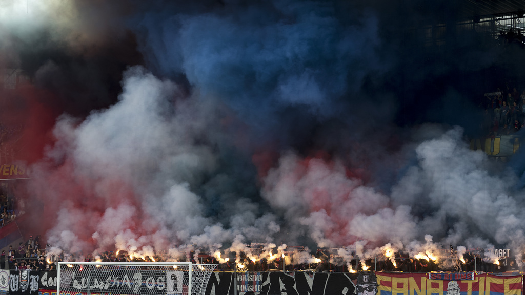 Die Fans der Muttenzer Kurve begruessen die Mannschaften vor dem Fussball Meisterschaftsspiel der Super League zwischen dem FC Basel 1893 und dem FC Sion im Stadion St. Jakob-Park in Basel, am Donnerstag, 18. Mai 2017. (KEYSTONE/Georgios Kefalas)