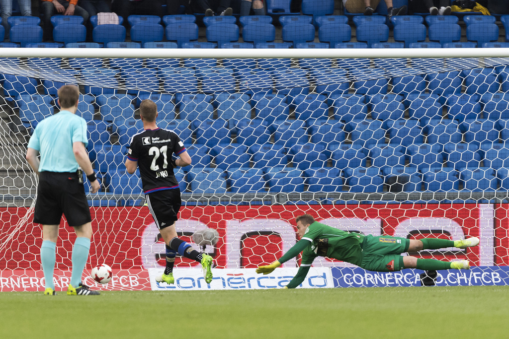 Der Basler Marc Janko, links, erzielt das 1:0 gegen den Sittener Torhueter Anton Mitryushkin, rechts, im Fussball Meisterschaftsspiel der Super League zwischen dem FC Basel 1893 und dem FC Sion im Stadion St. Jakob-Park in Basel, am Donnerstag, 18. Mai 2017. (KEYSTONE/Georgios Kefalas)