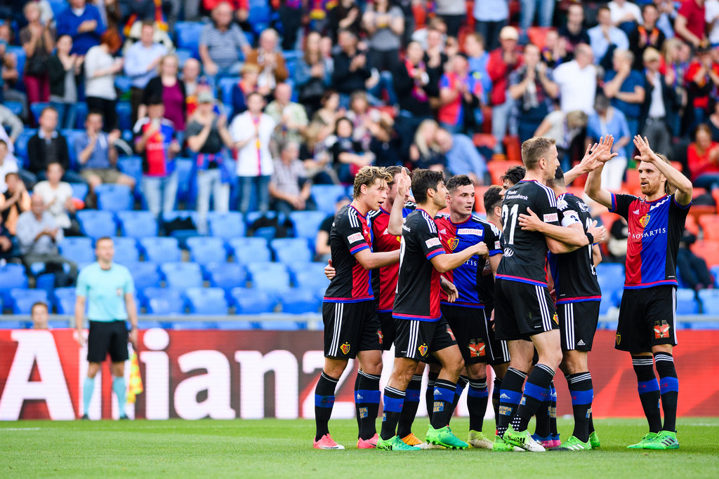 Das Team des FC Basel 1893 jubelt nach dem ersten Tor im Fussball Meisterschaftsspiel der Super League zwischen dem FC Basel 1893 und dem FC Sion im Stadion St. Jakob-Park in Basel, am Donnerstag, 18. Mai 2017. (PPR/Manuel Lopez)