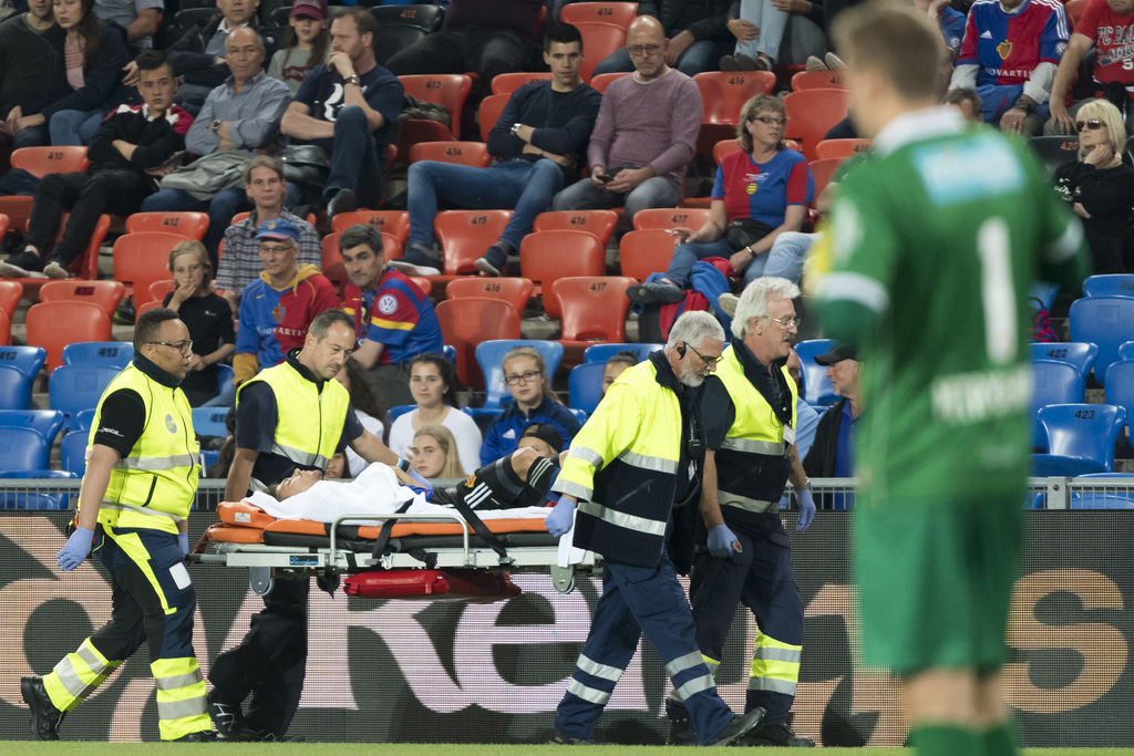 Der Basler Raoul Petretta wird vom Platz getragen im Fussball Meisterschaftsspiel der Super League zwischen dem FC Basel 1893 und dem FC Sion im Stadion St. Jakob-Park in Basel, am Donnerstag, 18. Mai 2017. (KEYSTONE/Georgios Kefalas)