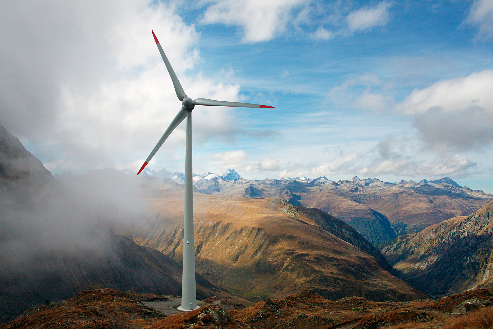 Die höchstgelegene Windkraftanlage Europas auf dem Nufenenpass neben dem Griessee, aufgenommen am 5. Oktober 2012.