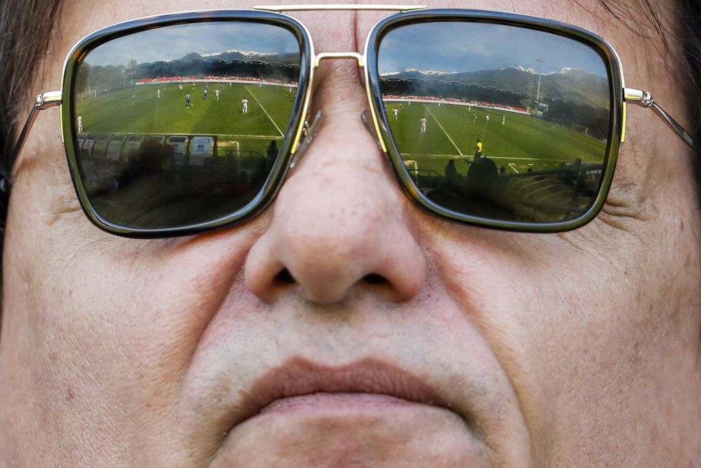 Le terrain de jeu est reflete dans les lunettes de soleil du president du FC Sion Christian Constantin, lors de la rencontre de football de Super League entre le FC Sion et le FC Lucerne, ce dimanche, 21 mai 2017, au stade de Tourbillon a Sion. (KEYSTONE/Valentin Flauraud)