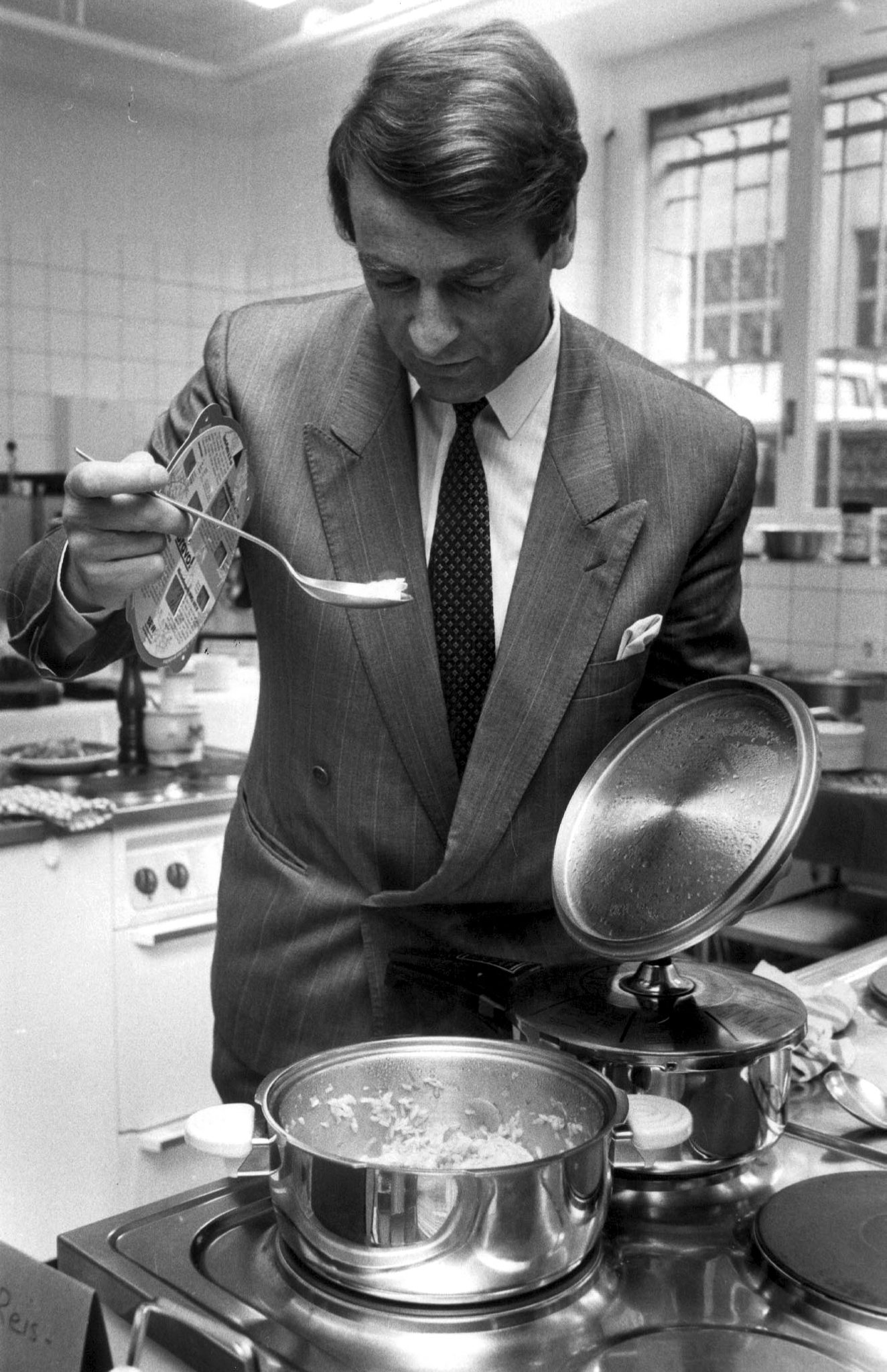 Adolf Ogi anno 1988 beim Stromsparen. Hier nicht mit Ei, sondern mit Reis.