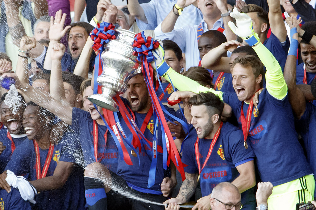 Basel's players midfielder Matias Delgado of Argentina, and goalkeeper Tomas Vaclik of Czech Republic, lift the trophy after winning the Swiss Cup final soccer match between FC Basel 1893 and FC Sion at the stade de Geneve stadium, in Geneva, Switzerland, on Thursday, May 25, 2017. (KEYSTONE/Salvatore Di Nolfi)