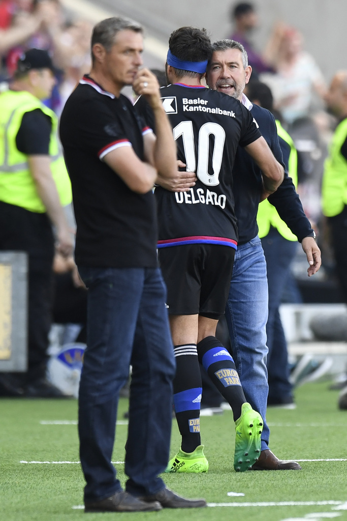 Basel's head coach Urs Fischer, right, hugs his midfielder Matias Delgado of Argentina, scorer of 1:0, as Sion's head coach Sebastien Fournier, left, looks on, fights for the ball with $, left, during the Swiss Cup final soccer match between FC Basel 1893 and FC Sion at the stade de Geneve stadium, in Geneva, Switzerland, Thursday, May 25, 2017. (KEYSTONE/Laurent Gillieron)