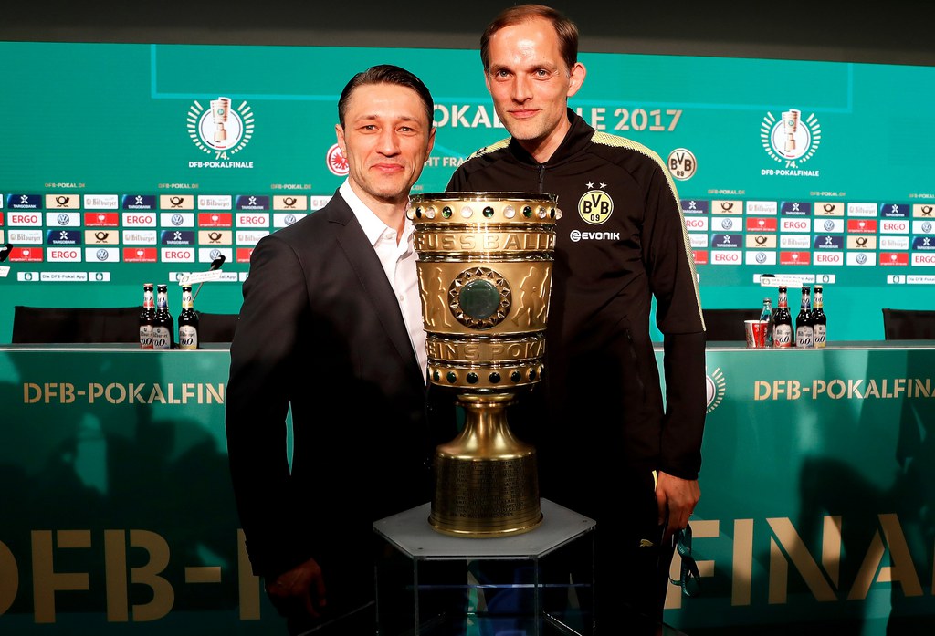epa05991536 Eintracht Frankfurt's head coach Niko Kovac (L) and Borussia Dortmund's head coach Thomas Tuchel (R) pose for photographers with the DFB Cup trophy during a press conference at the Olympic stadium in Berlin, Germany, 26 May 2017. Eintracht Frankfurt will face Borussia Dortmund in the German DFB Cup final on 27 May 2017 in Berlin. EPA/FRIEDEMANN VOGEL