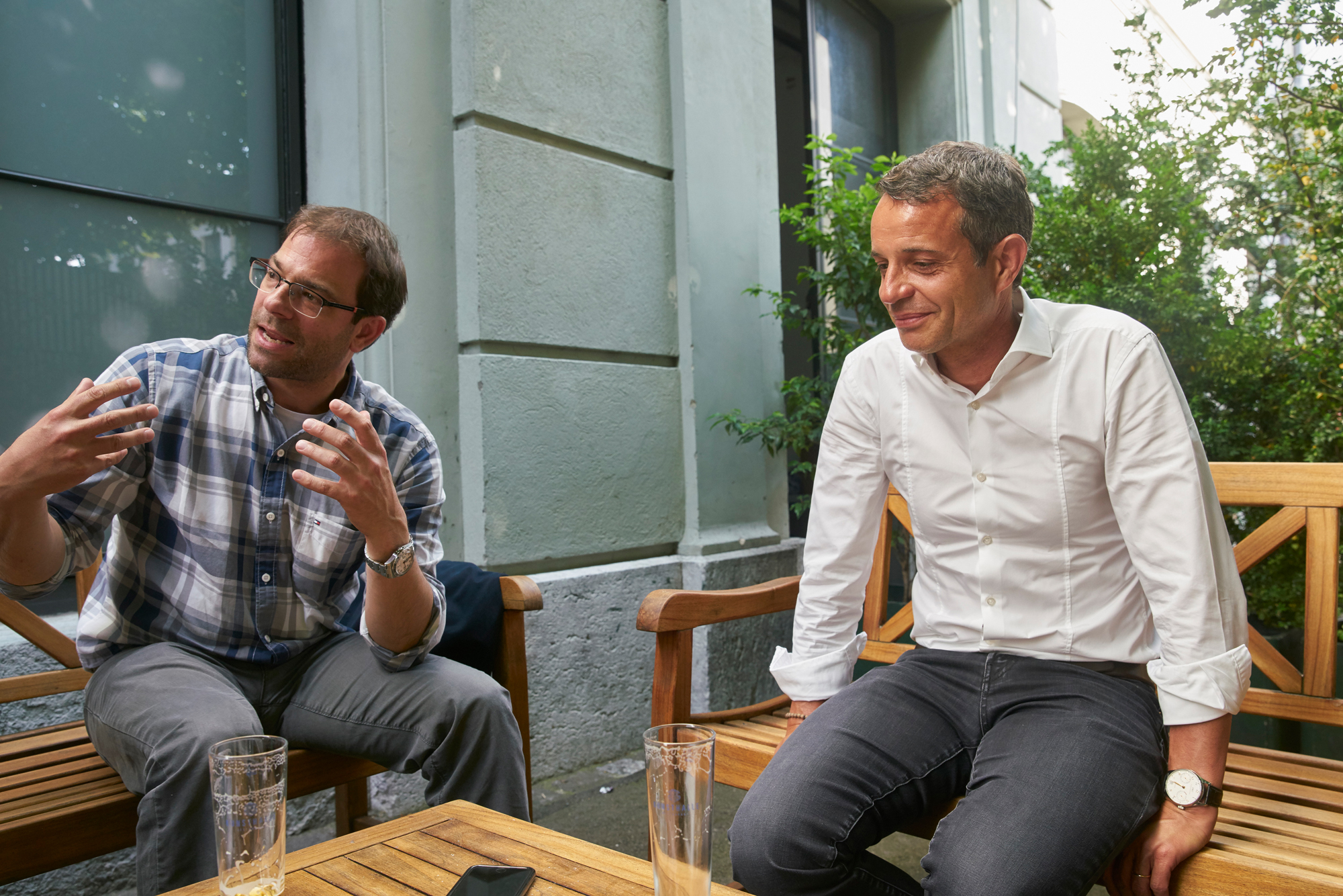 Georg Heitz (links), Sportdirektor des FC Basel, und Bernhard Heusler (rechts), Präsident des FC Basel, am 29. Mai 2017 im Gespräch mit der TagesWoche.