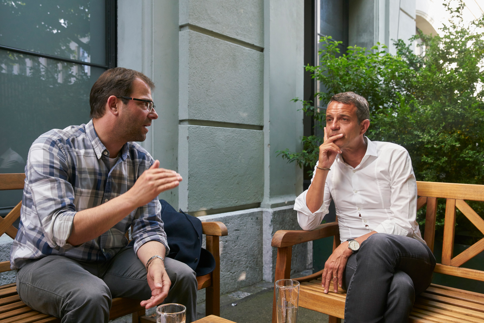 Georg Heitz (links), Sportdirektor des FC Basel, und Bernhard Heusler (rechts), Präsident des FC Basel, am 29. Mai 2017 im Gespräch mit der TagesWoche.
