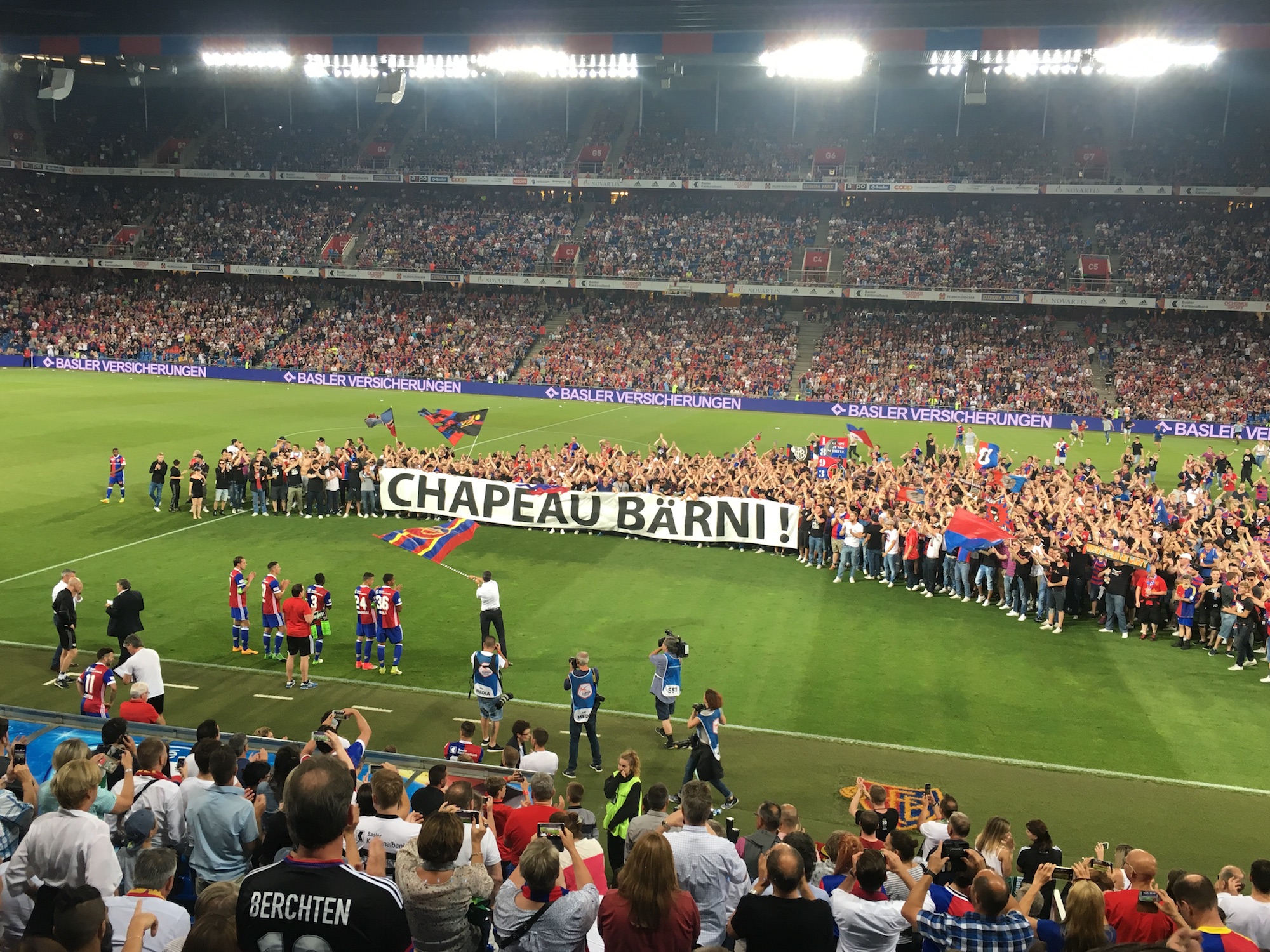 FC Basel, 3. Juni 2017, Fans auf dem Platz mit Präsident Bernhard Heusler im Vordergrund