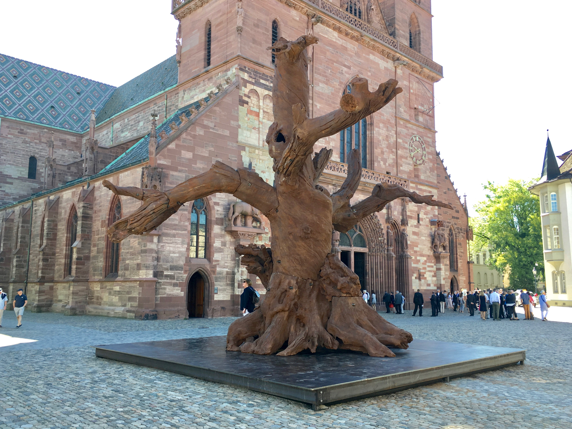 Toter Baum, mächtig und auch wieder nicht: «Iron Tree» von Ai Weiwei auf dem Münsterplatz.
