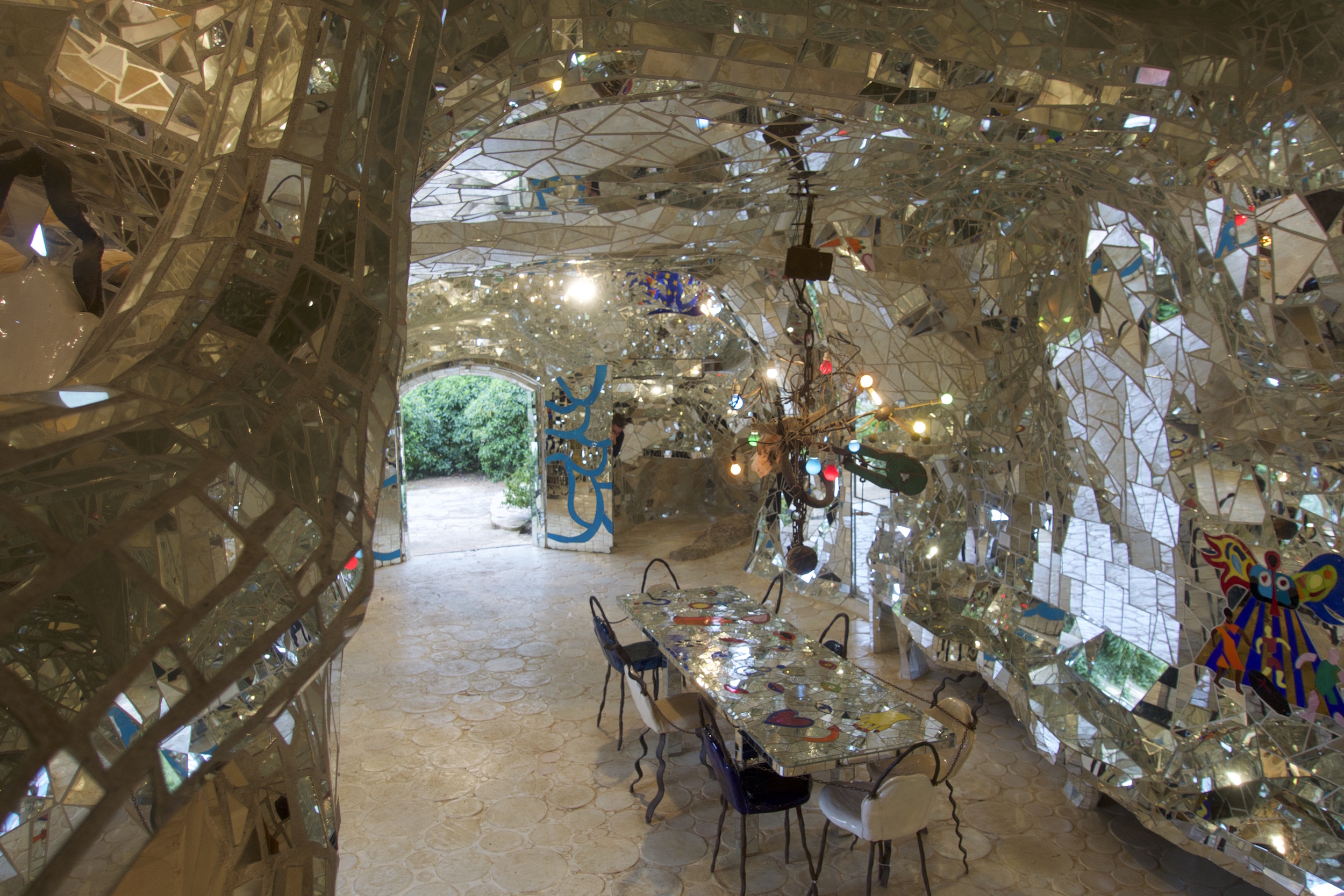 Hier lässt sich gut speisen: Die versteckte Autorin in Niki de Saint Phalles Spiegelraum, in dem sie während der Bauarbeiten im Park wohnte.