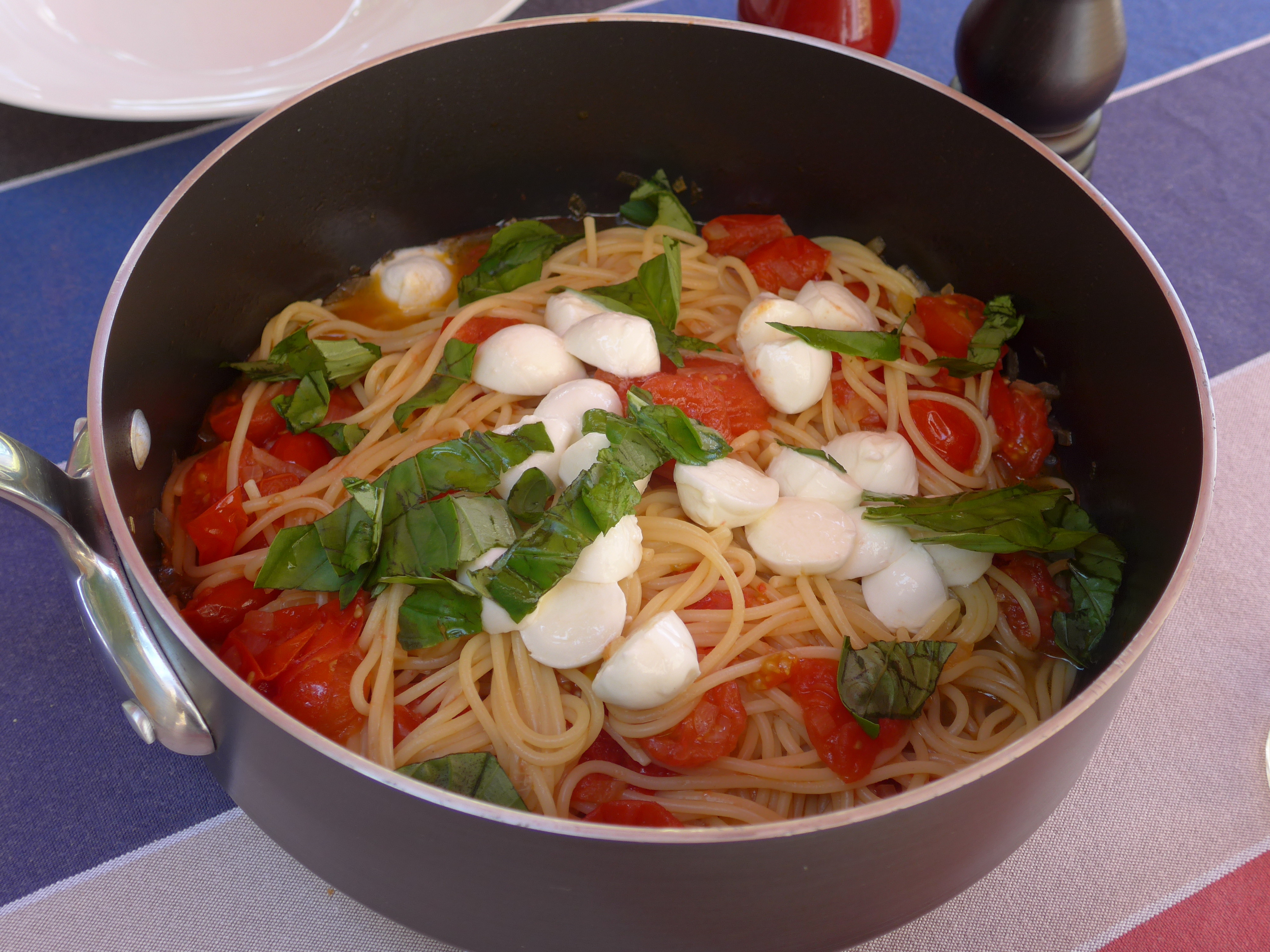 So schmeckt Italien: Spaghetti mit Kirschtomaten und Mozzarella ...